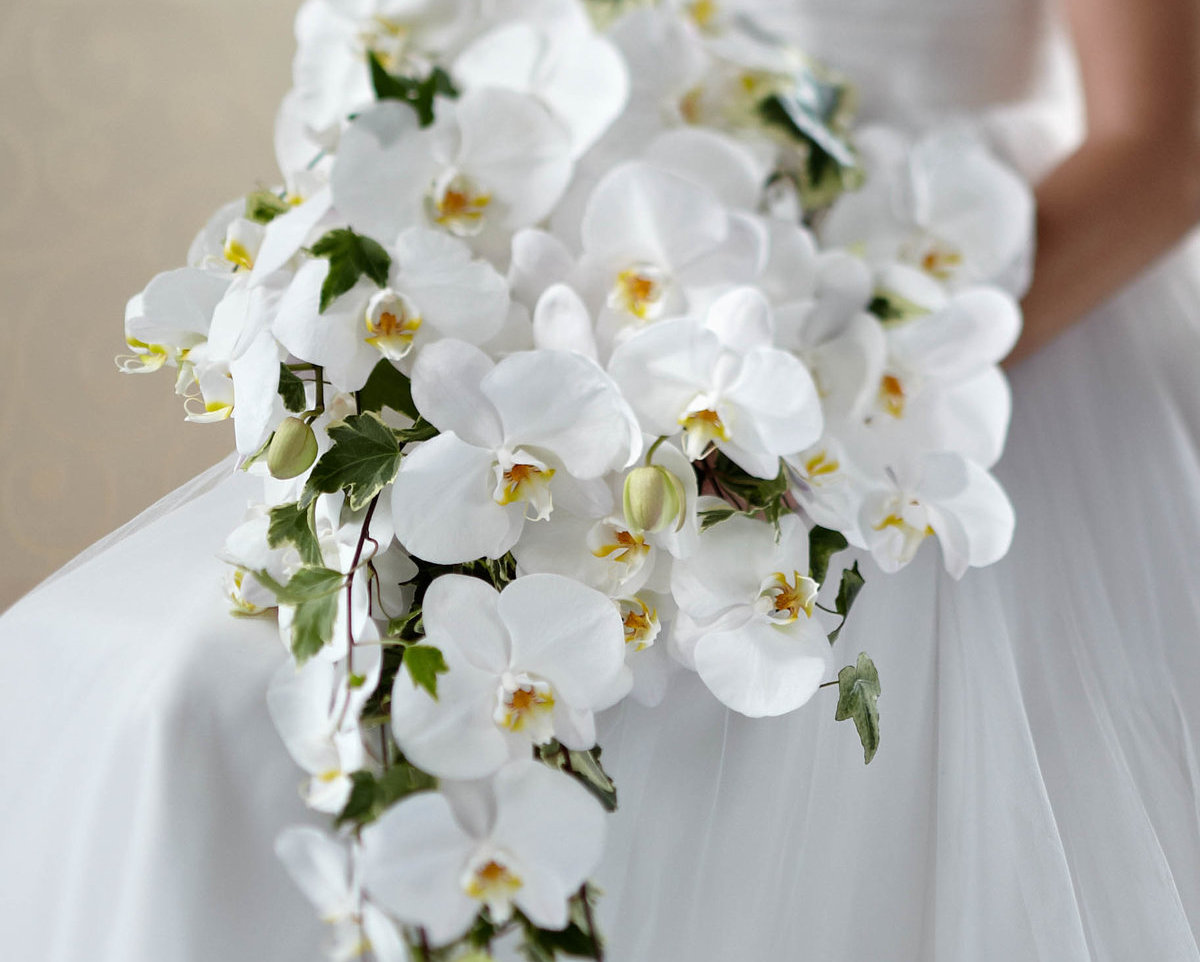 Свадебный букет-каскад из орхидей